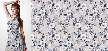 33110 Materiał ze wzorem białe i niebieskie kwiaty na szarym tle, w stylu akwareli